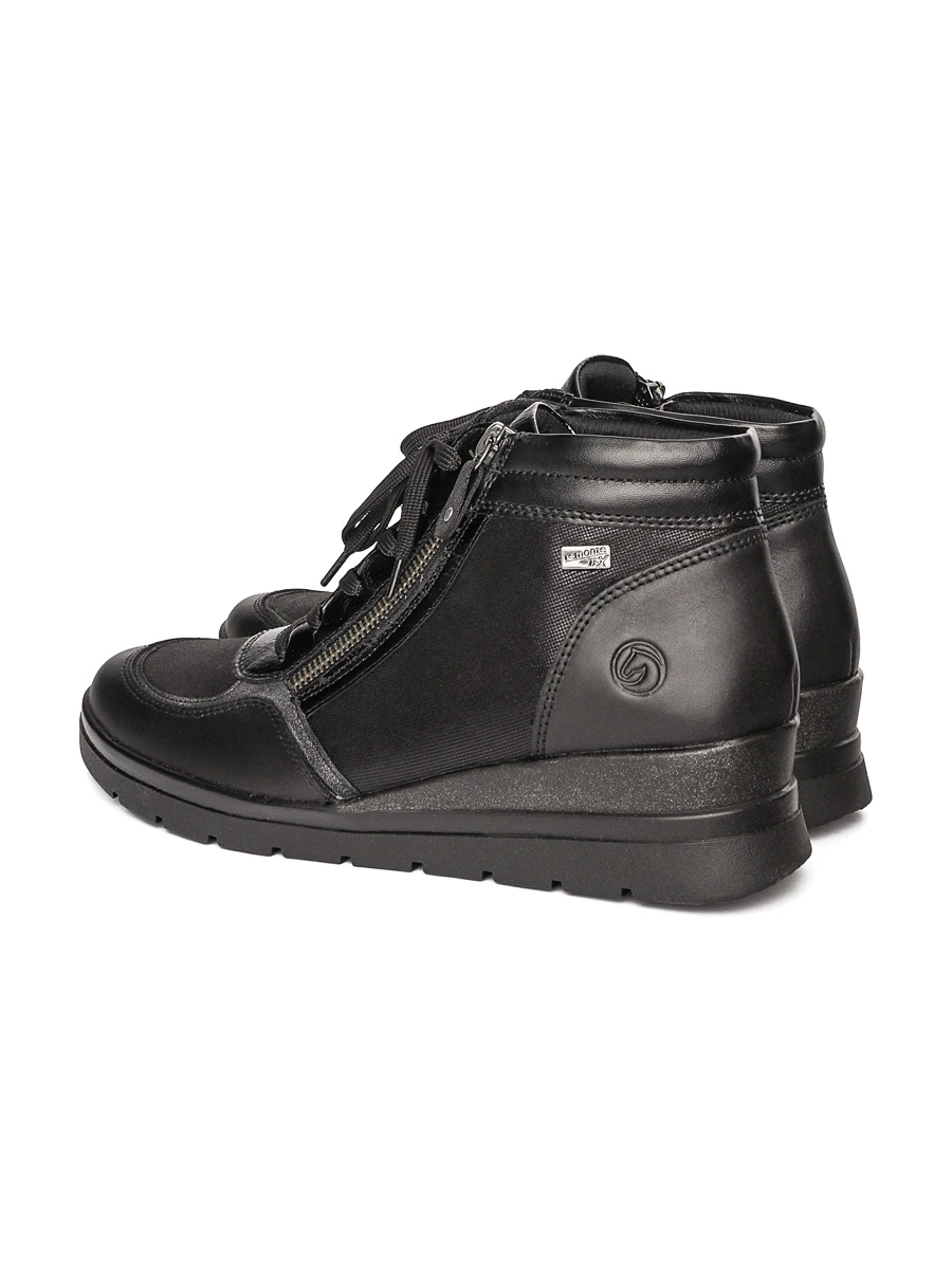 Ботинки черного цвета со шнуровкой на танкетке